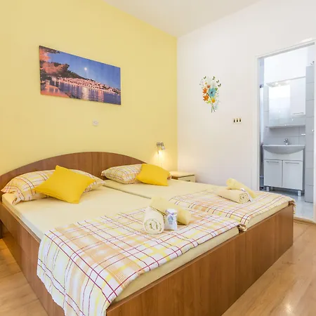 Ivanović 3* Hvar Town